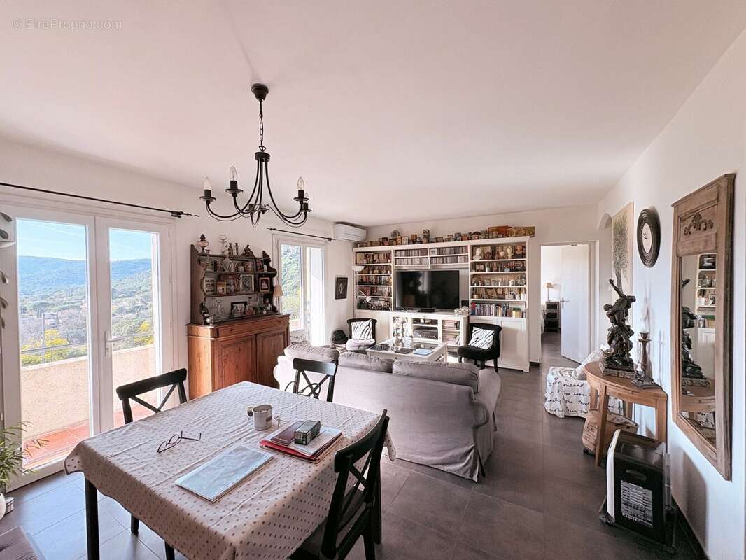 séjour - Maison à PLAN-DE-LA-TOUR