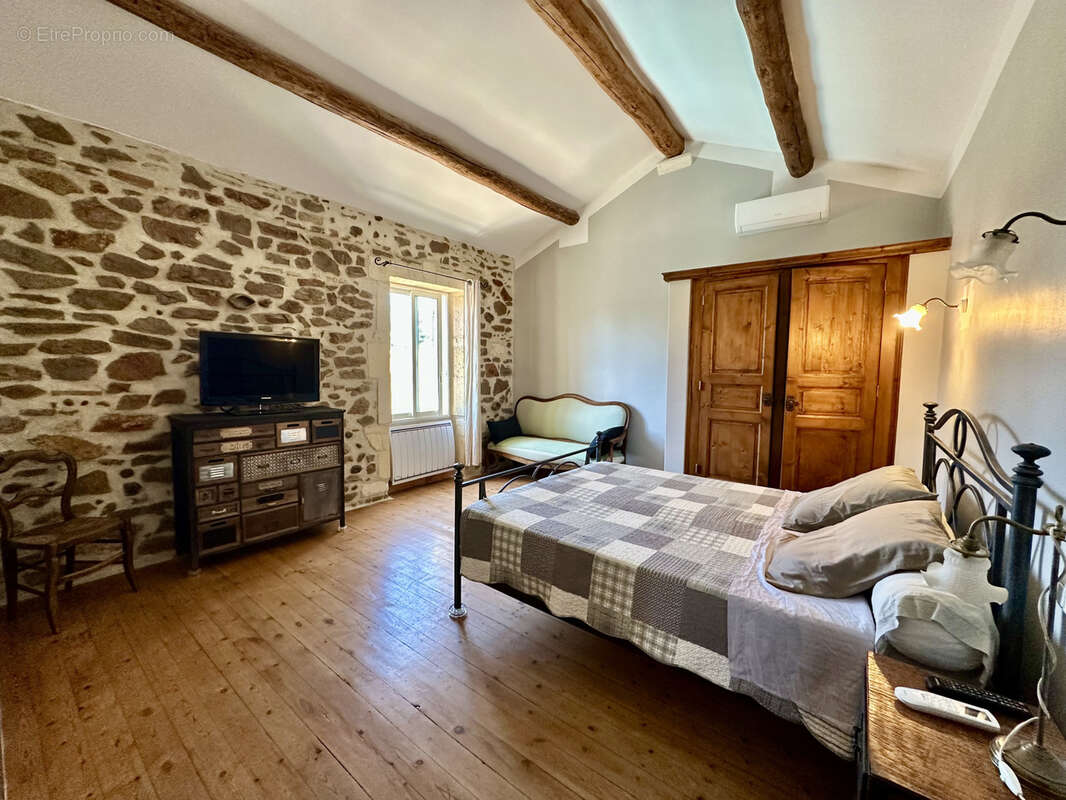 St Martin de Crau ( Caphan): Magnifique propriété composé d'un Mas T5 et un Mazet T3 - photo 17