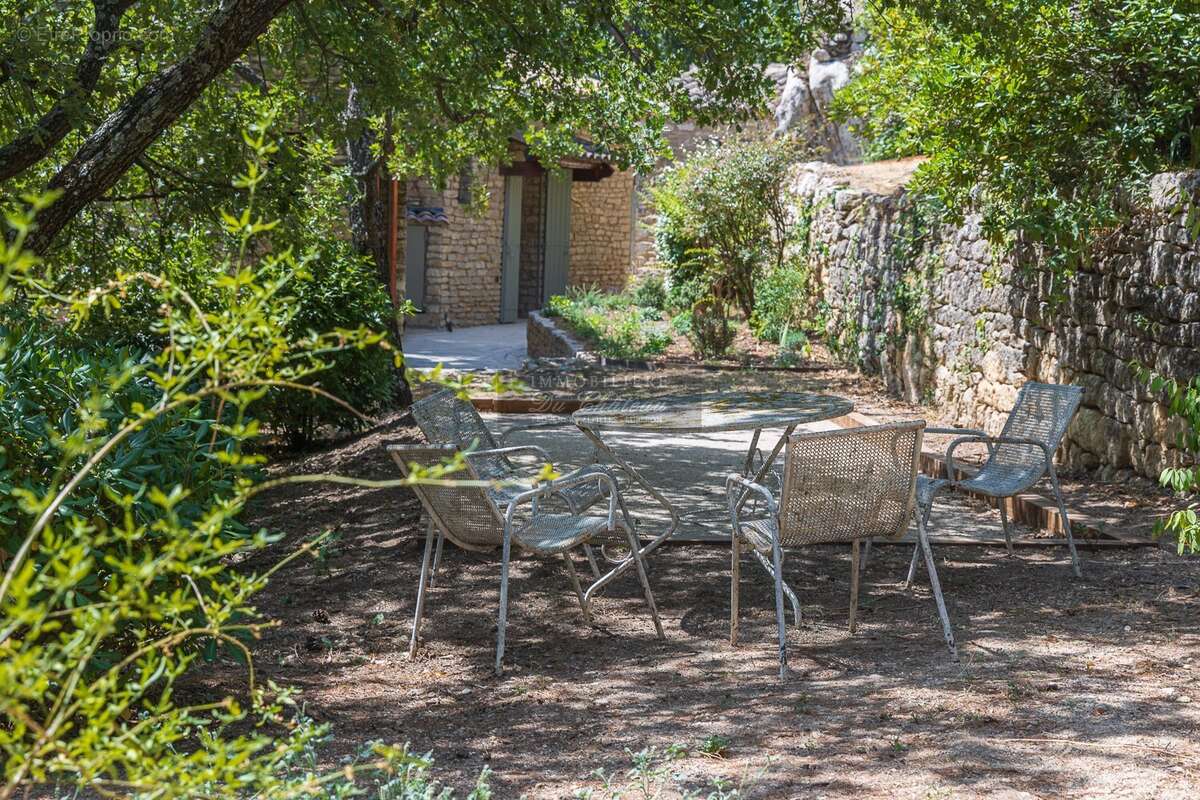 Propriété entièrement rénovée de 6 chambres, bénéficiant d'une vue panoramique, d'un environnement calme et située à proximité i - photo 19
