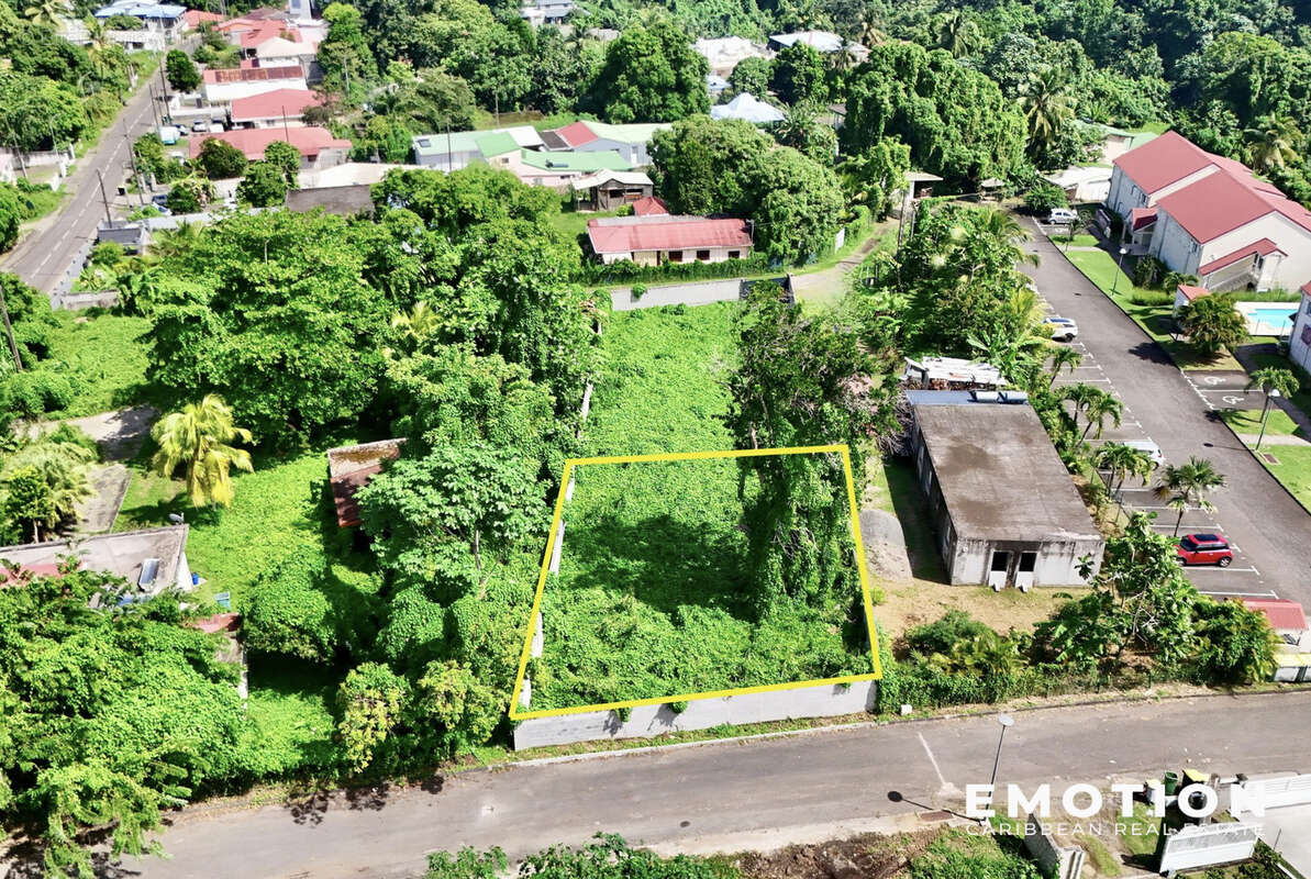 Terrain à PETIT-BOURG