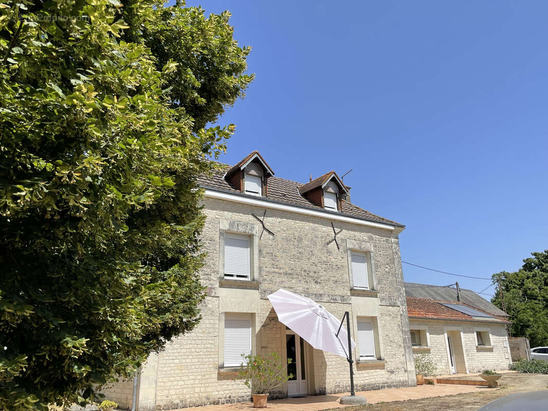 Propriete de caractere avec superbe dependances en pierre- le tout clos de murs - photo 7