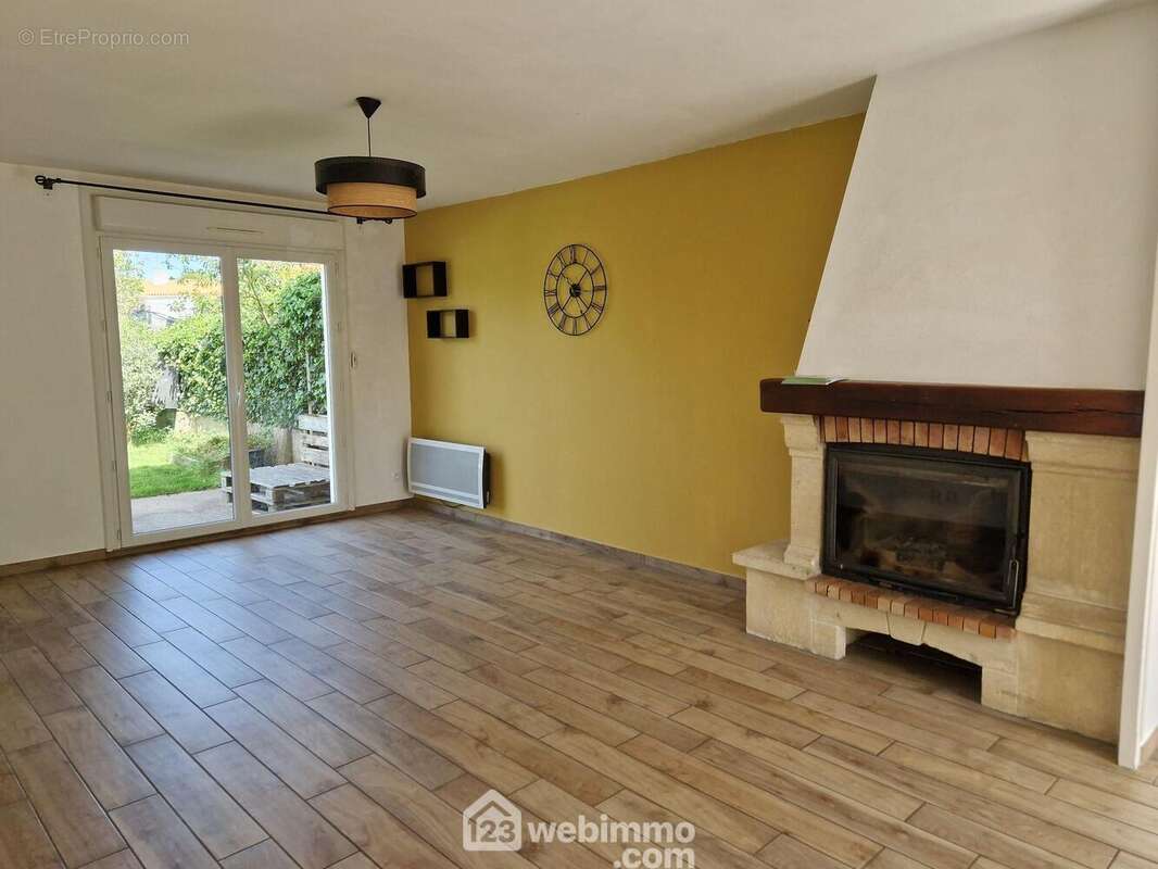 Séjour avec cheminée insert. - Maison à LA ROCHE-SUR-YON