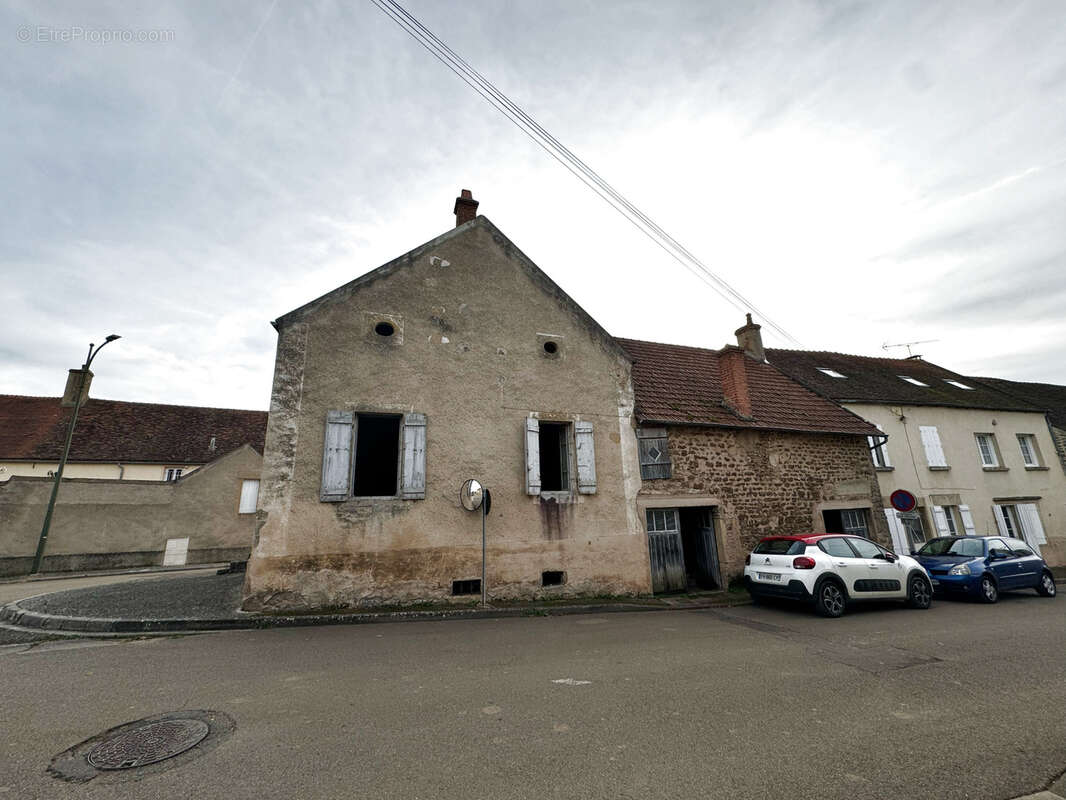 Maison de village  à rénover avec belle grange avec jardin attenant clos de murs  77 000 €   F.A.I. - photo 3