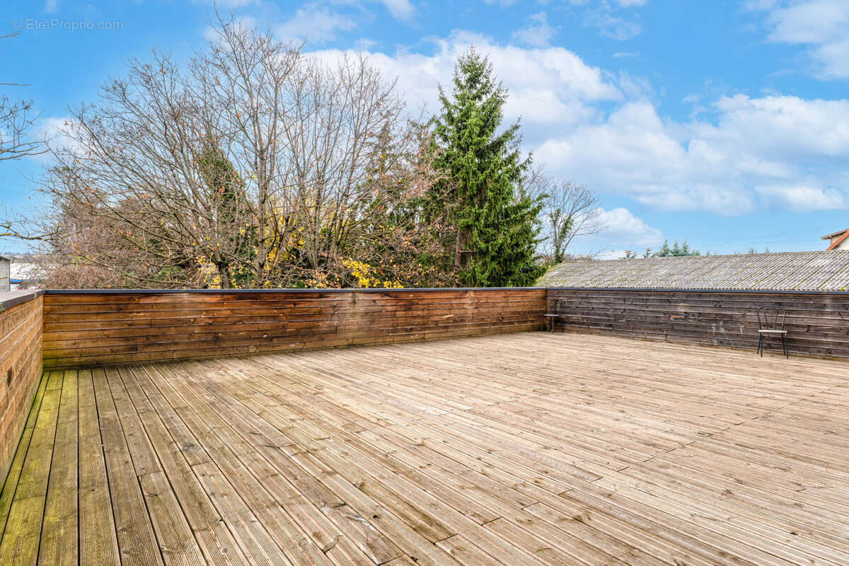 Commerce à SAINT-GENIS-LAVAL