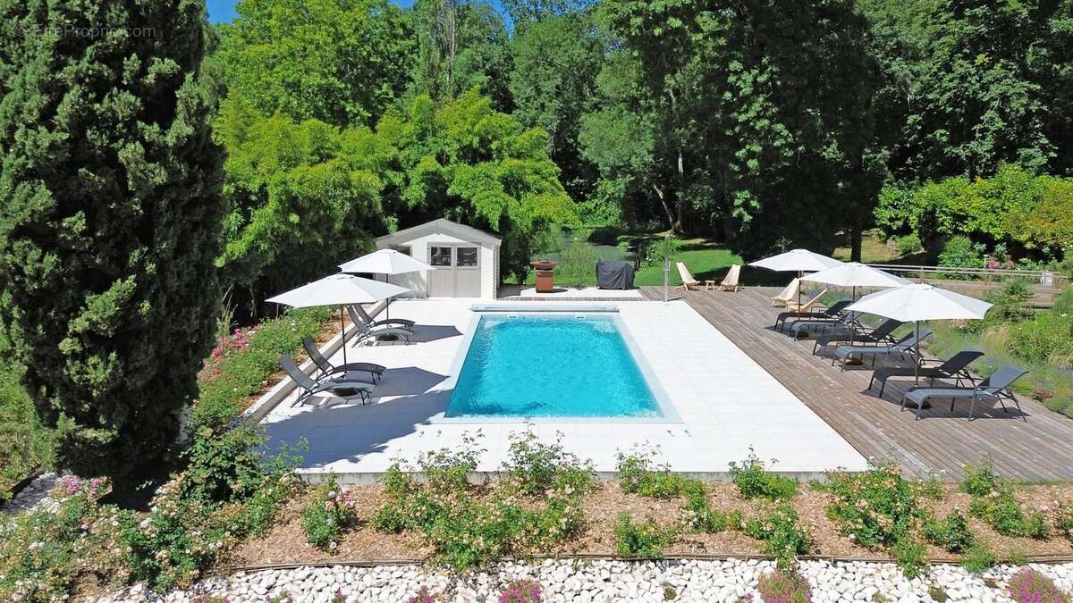 Château du XVIIIe siècle, entièrement rénové selon des normes rigoureuses et situé dans un parc arboré avec piscine et terrasses - photo 33