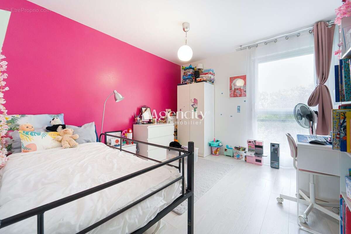 chambre enfant spacieuse - Appartement à SAINT-THIBAULT-DES-VIGNES