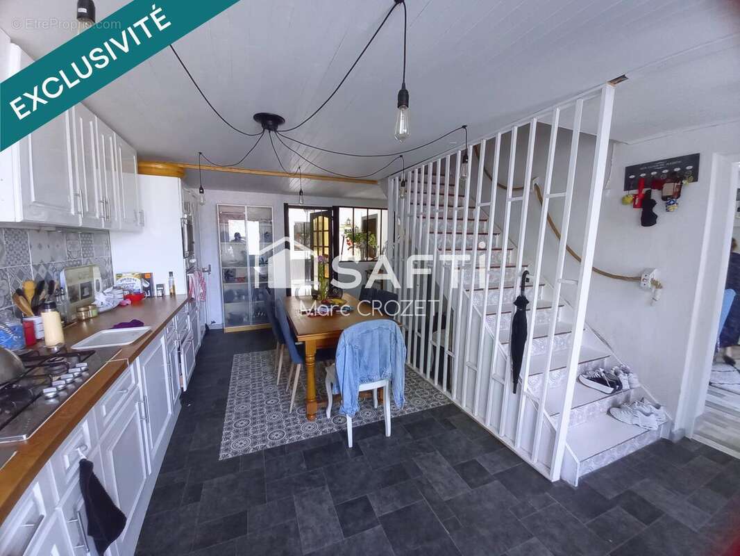 Maison 130 m² à Saint-Bonnet-Des-Bruyeres  - photo 5