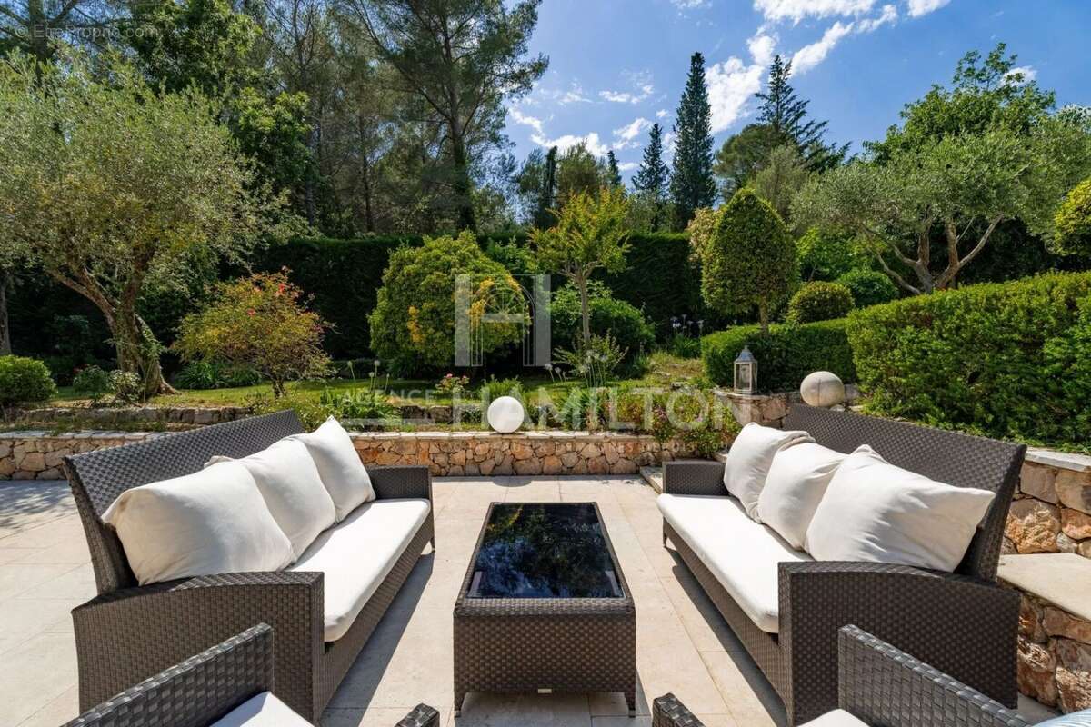 Maison à CHATEAUNEUF-GRASSE