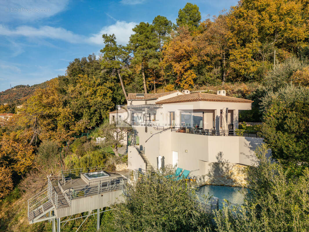 Maison à CASTAGNIERS