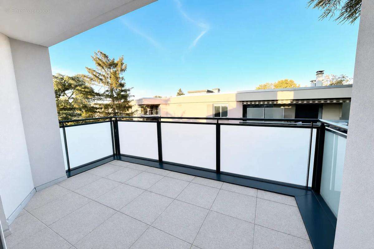 Élégant T3 avec balcon, box - Résidence récente de 2016 - Tassin - photo 6