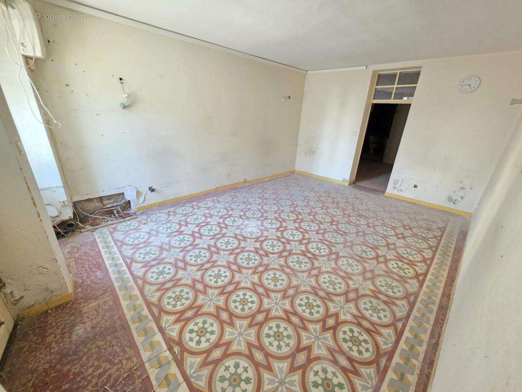 Appartement à MONTAREN-ET-SAINT-MEDIERS