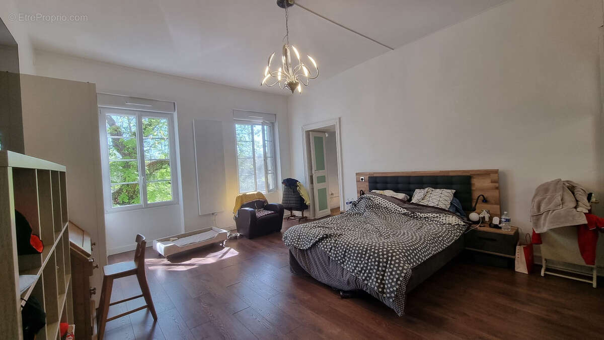 Très beau château datant du XVI ème entièrement rénové au milieu de 50 hectares et ses trois lacs situé dans l - photo 30