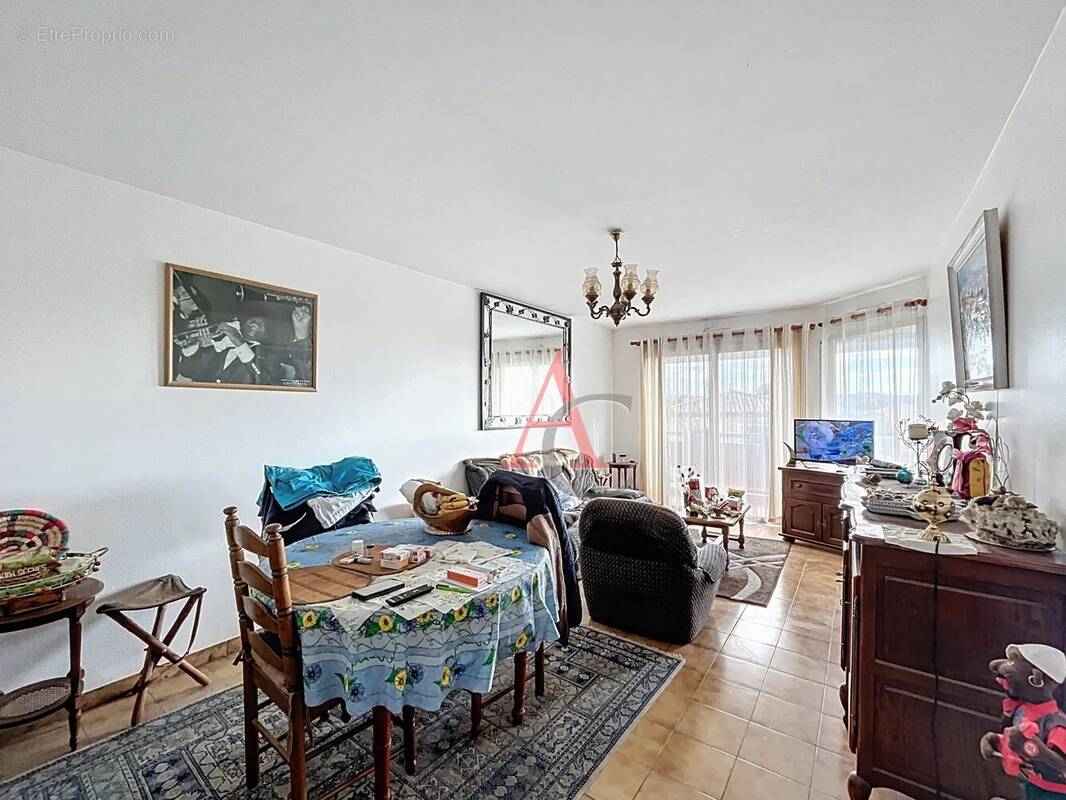 Appartement à SAINT-LAURENT-DU-VAR