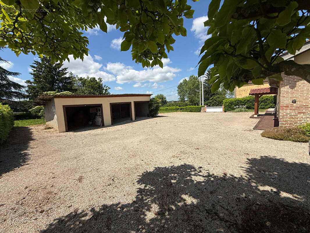 Belle ferme rénovée de 220 m² avec garages et dépendances - photo 3