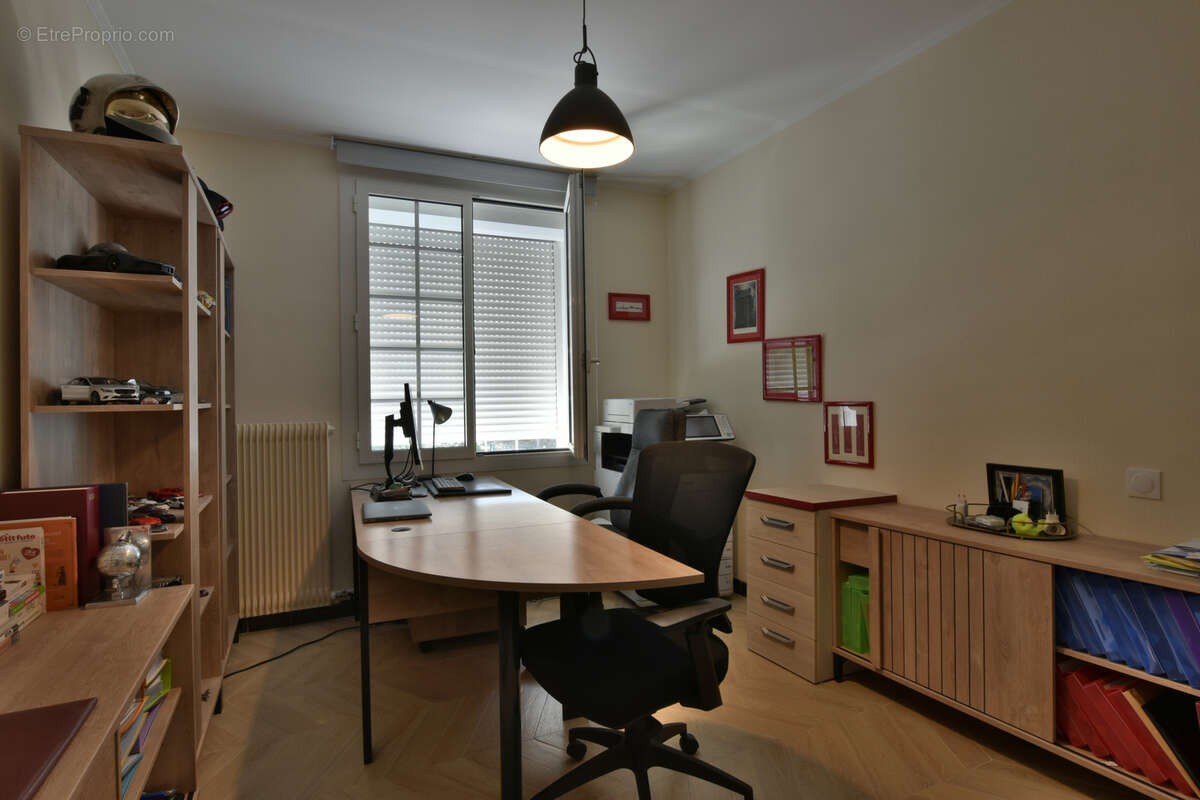 Villa 3 faces - 320 m2 + terrain constructible - photo 17