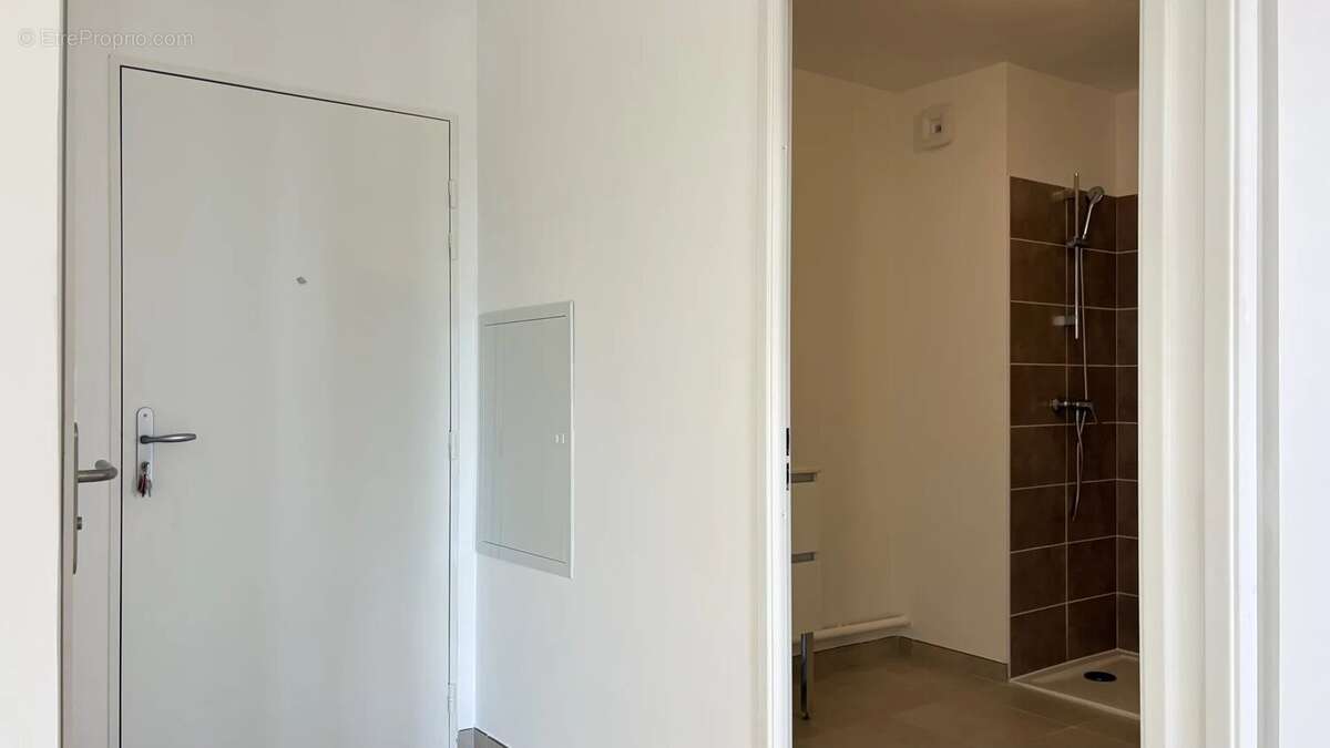 Appartement Type 3  Etat Neuf avec vue mer et port – Terrasse, parking, résidence sécurisée – Port-de-Bouc - photo 7