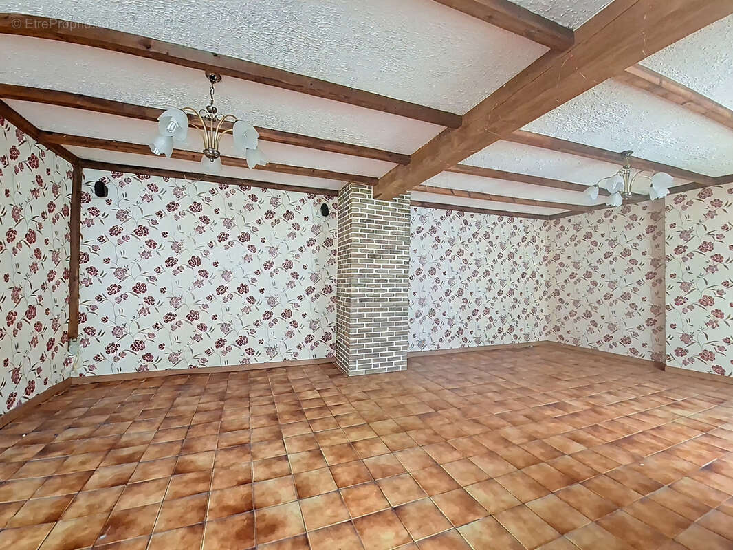 Maison à QUIEVRECHAIN