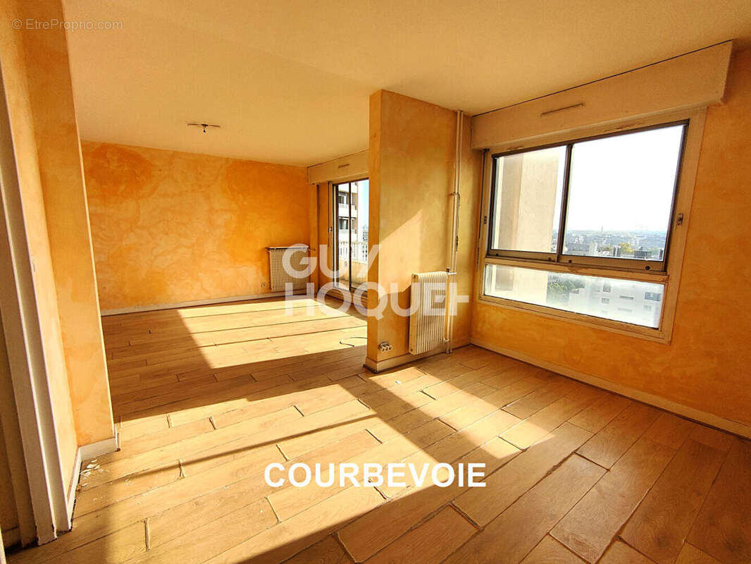 Appartement à COURBEVOIE