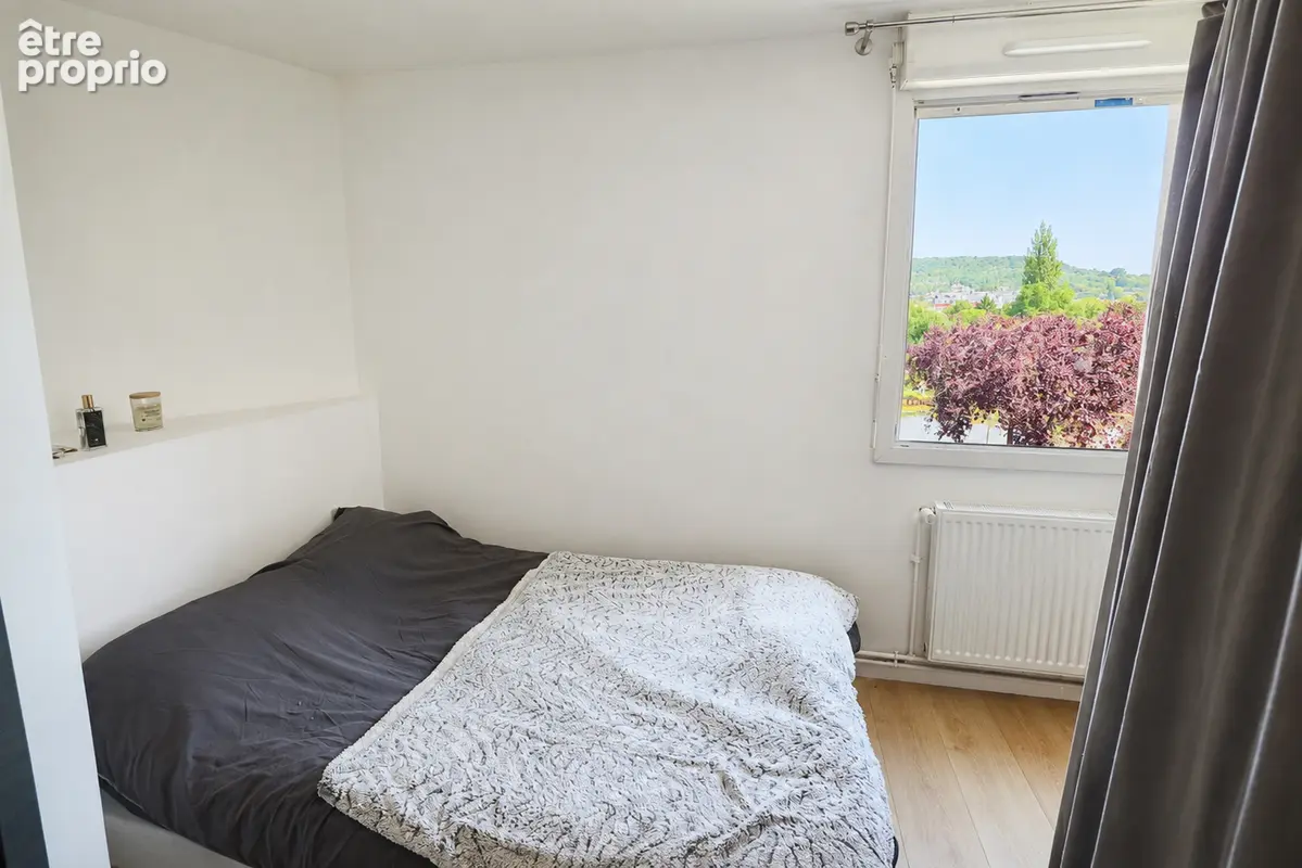 Bel appartement rénové de 82 m² avec terrasse, parking et vue dégagée - photo 10
