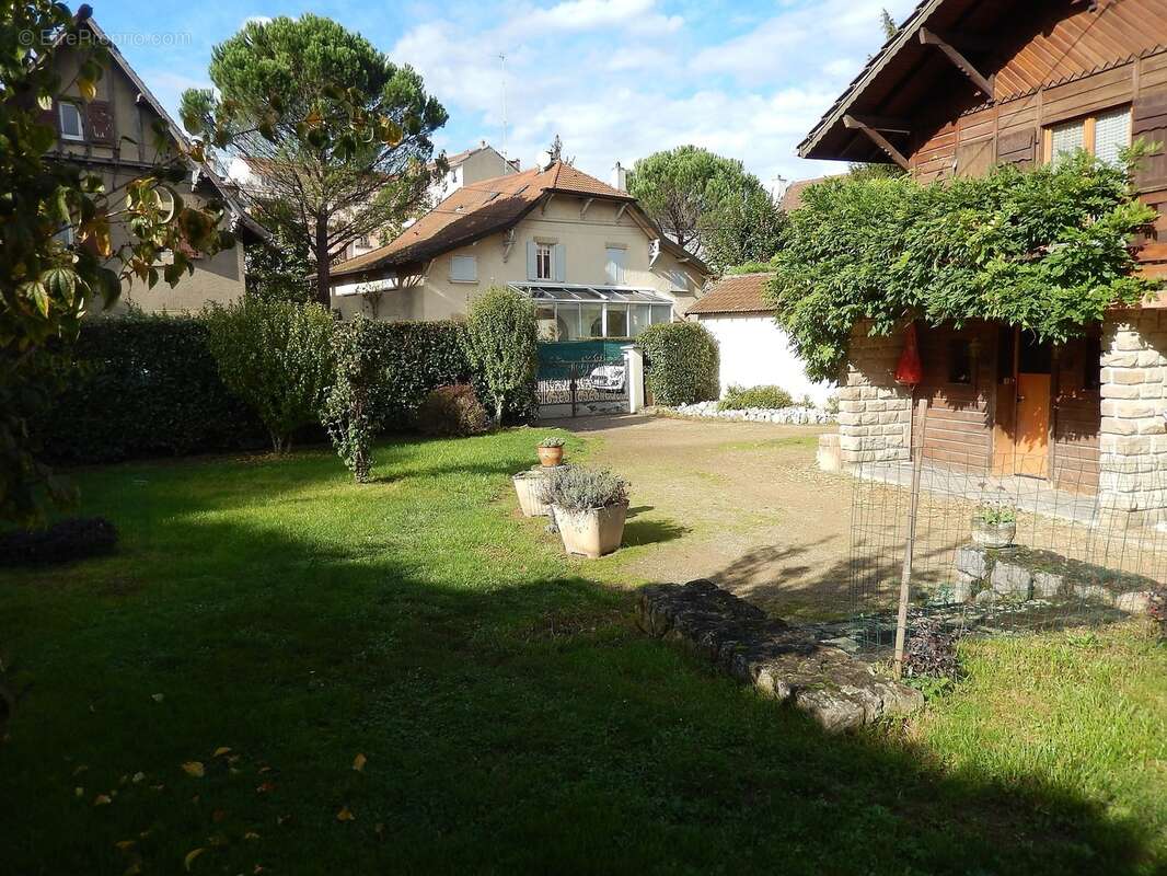 Maison style chalet avec jardin clos avec portail - Maison à ANNEMASSE