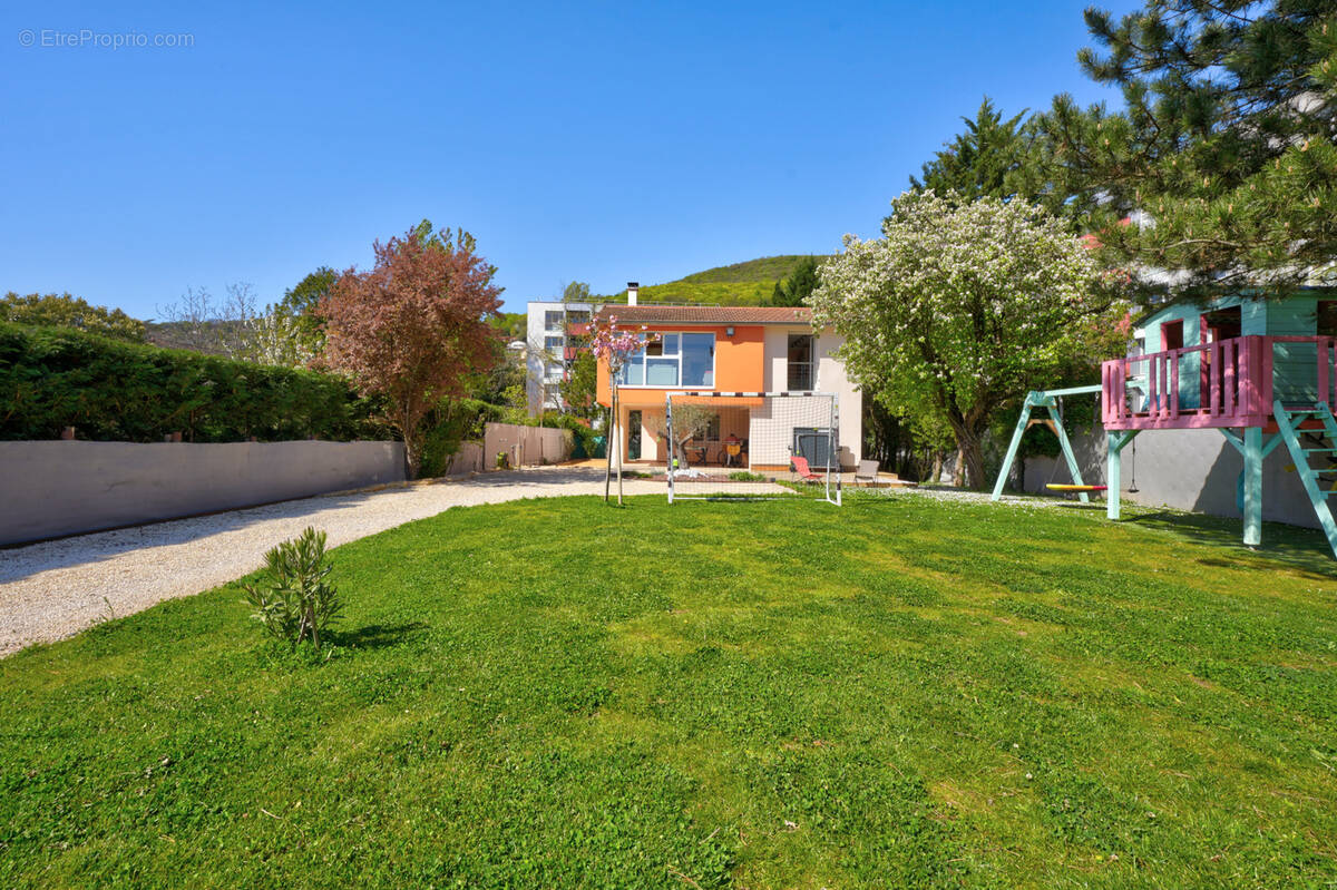 Maison à COUZON-AU-MONT-D'OR