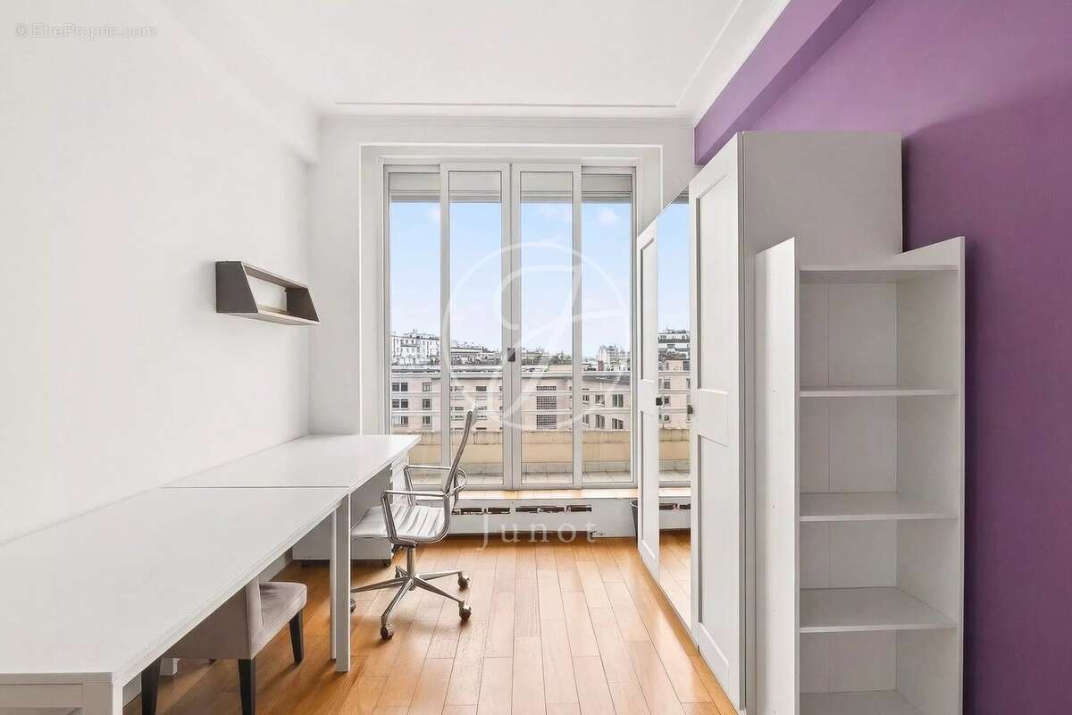 Appartement à PARIS-16E