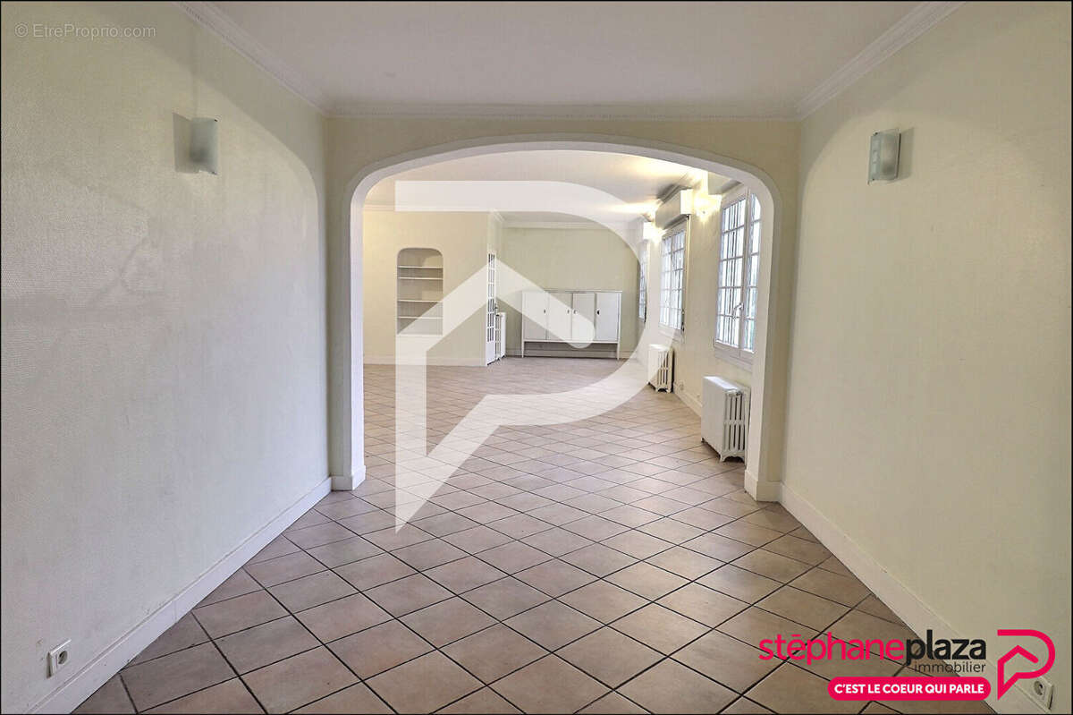 Maison à LE MESNIL-LE-ROI