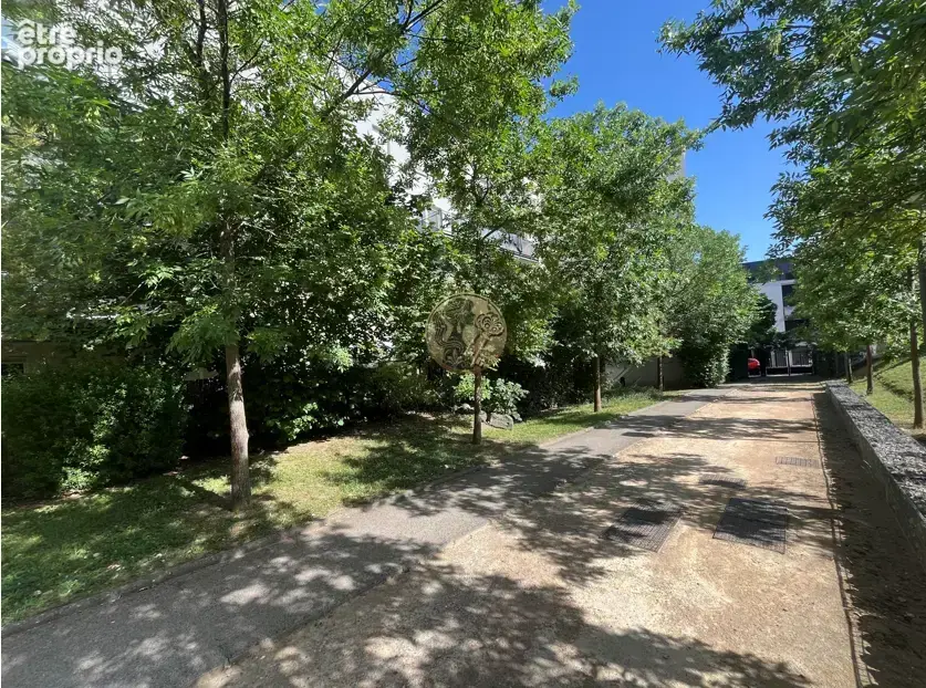 Tassin Centre   T2 entièrement rénové avec terrasse sur parc avec possibilité garage fermé - photo 11