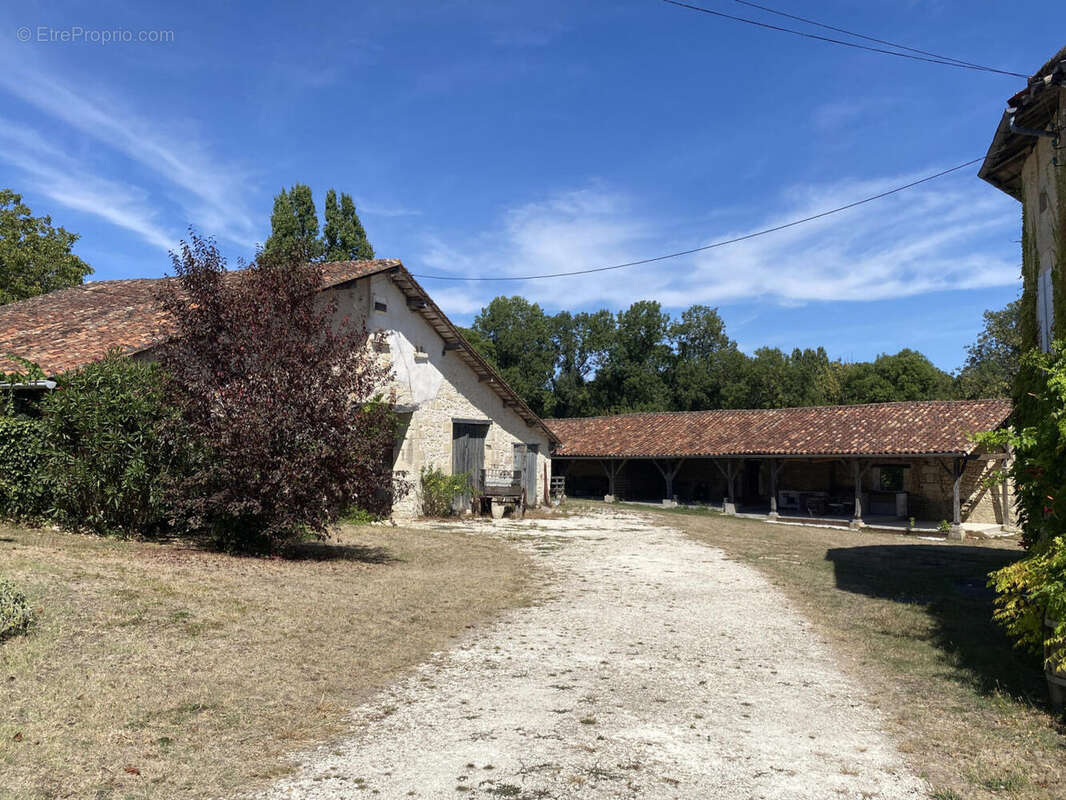 long hangar - Maison à AUBETERRE-SUR-DRONNE