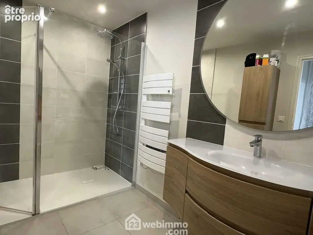 ... et une salle de douche.