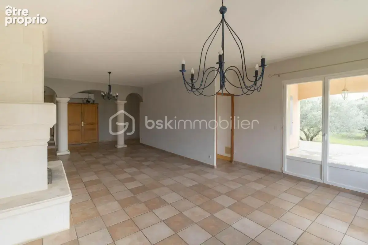 Belle villa de plain-pied avec annexes et piscine - photo 11