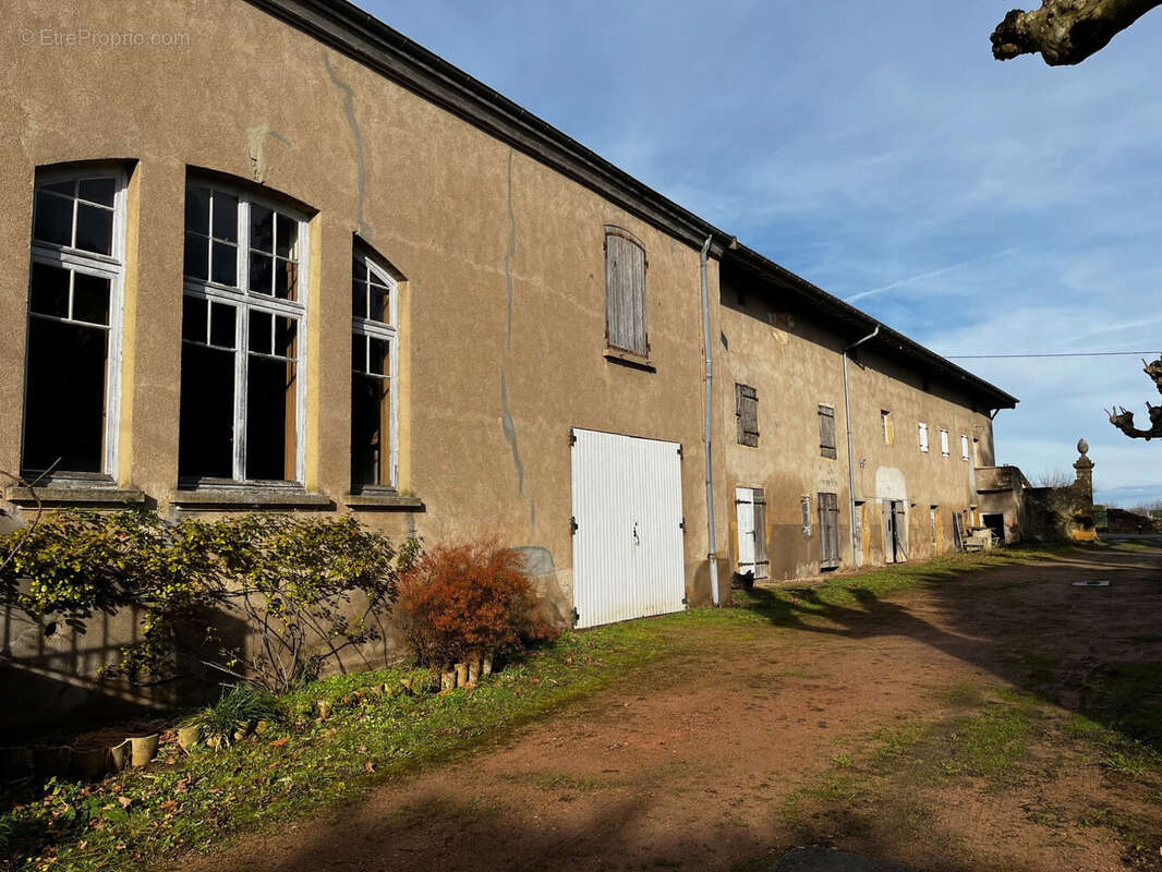 Maison 280 m² à La Chapelle-De-Guinchay  - photo 4
