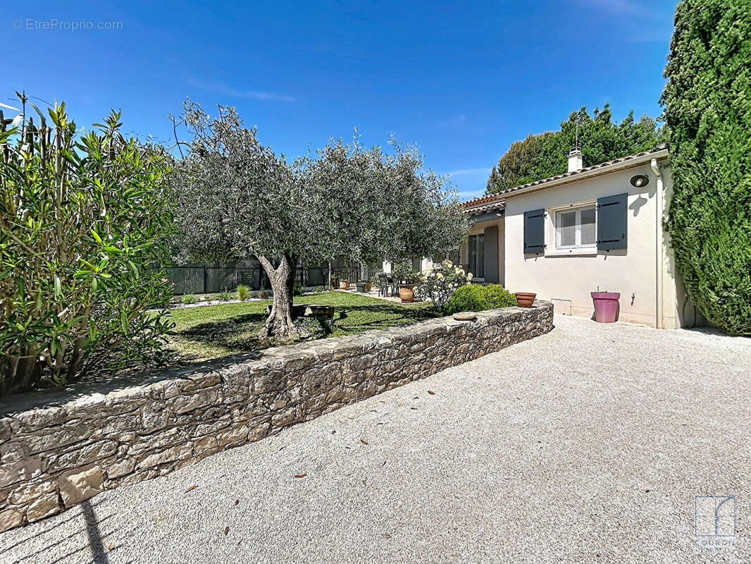 Maison à SAINT-CHAPTES