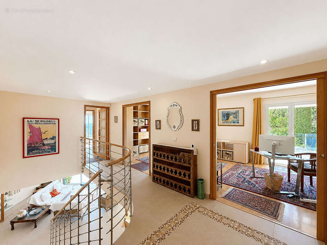 DOMAINE SECURISÉ - A 15 min de Mandelieu - Villa 5 pièces de 211 m² avec vue mer panoramique - photo 12