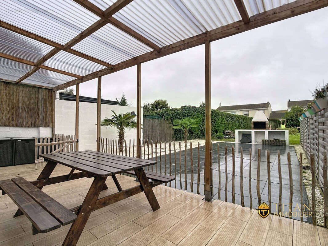 En Exclusivité : Maison semi-individuelle, 3 chambres, grand jardin avec terrasse, garage et places de stationnements. Titan immobilier - Maison à DUNKERQUE