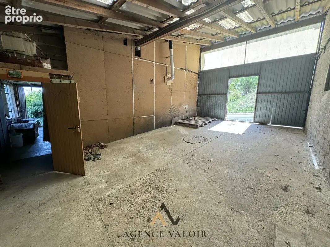 Maison à rénover avec grange, deux garages et une écurie - photo 11