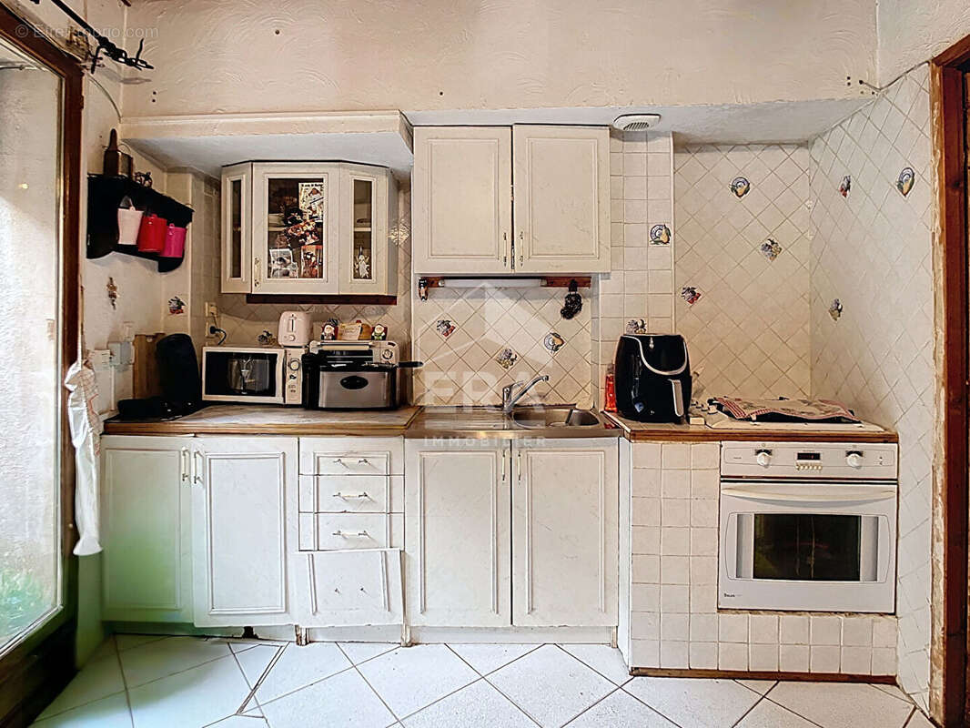 Maison à SAINT-MITRE-LES-REMPARTS