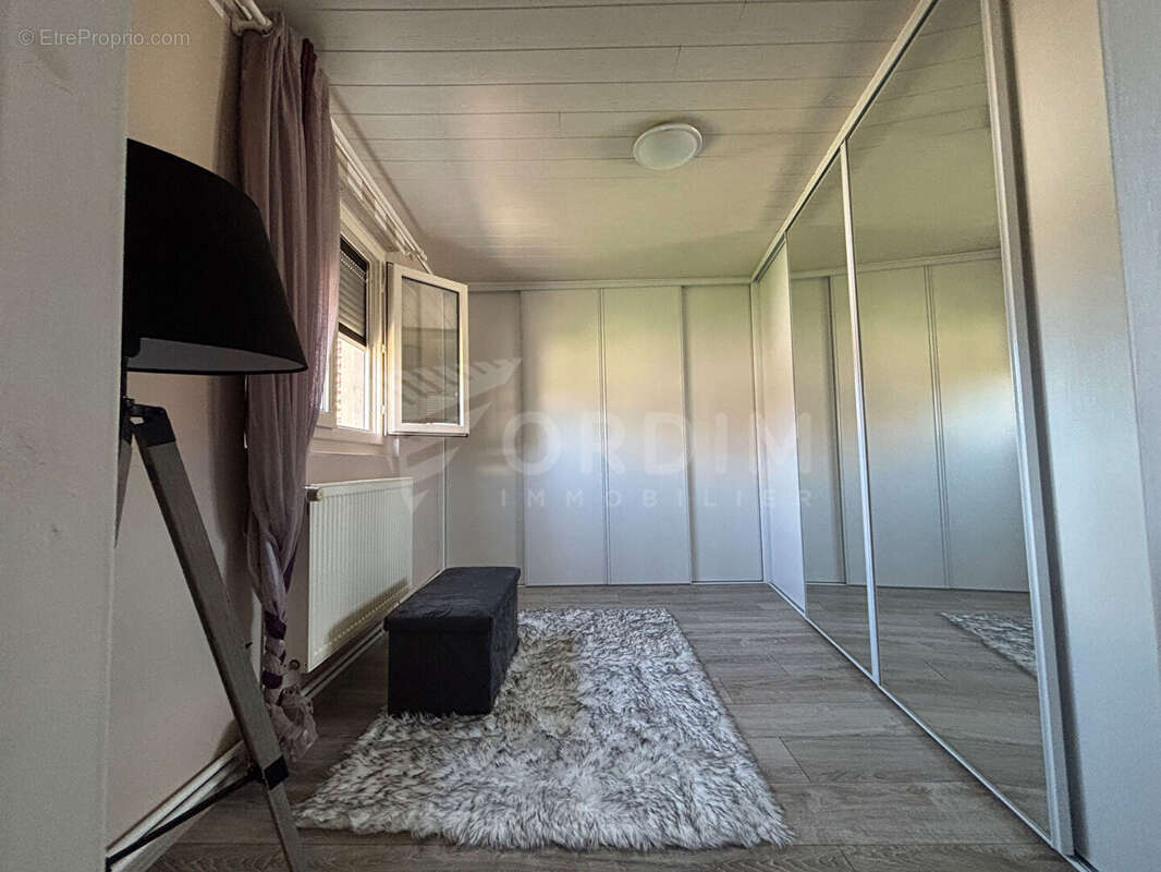 Maison à CRUZY-LE-CHATEL