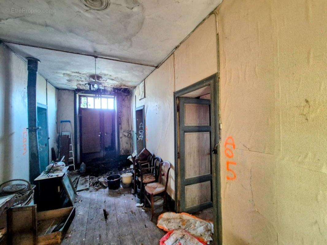 Maison ancienne en pierre à rénover entièrement + jardin arboré de 2200m² en zone Uc, potentiellement constructible - photo 8