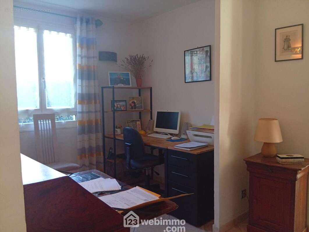 Un bureau attenant à la pièce de vie - Maison à LE THORONET