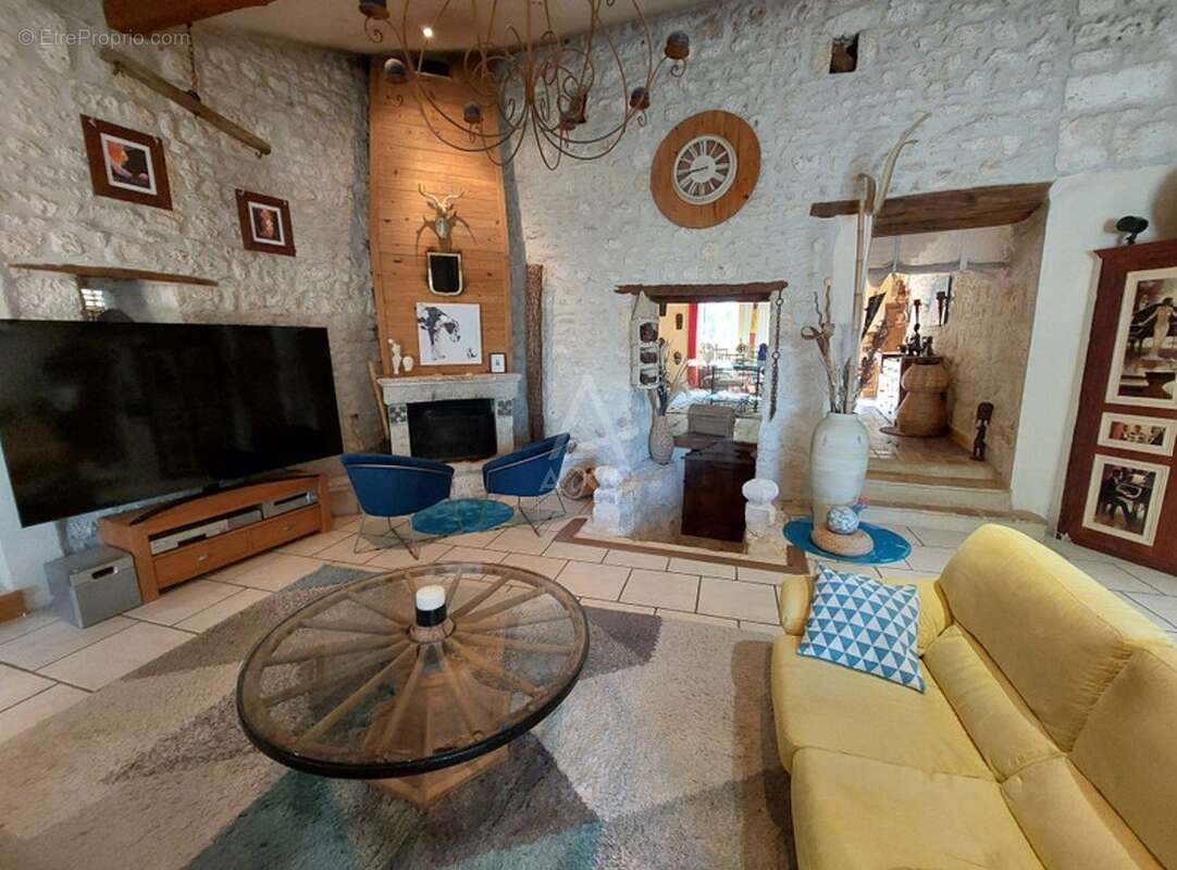 Maison à ROULLET-SAINT-ESTEPHE