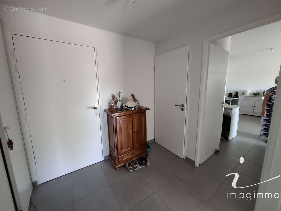 Bel appartement récent de type 3 avec grande terrasse et 2 stationnements ! - photo 6