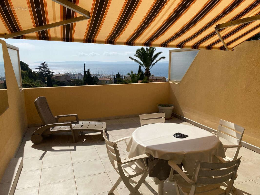 Magnifique Vue Mer Pour Ce Splendide Studio Avec Grande Terrasse Centre Du Lavandou. - photo 2