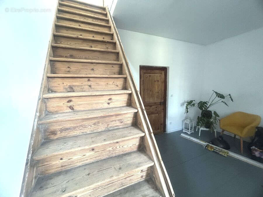 Maison de campagne bénéficiant de beaux volumes bâtie sur 1839m2 avec sa grange attenante à aménager !! - photo 9