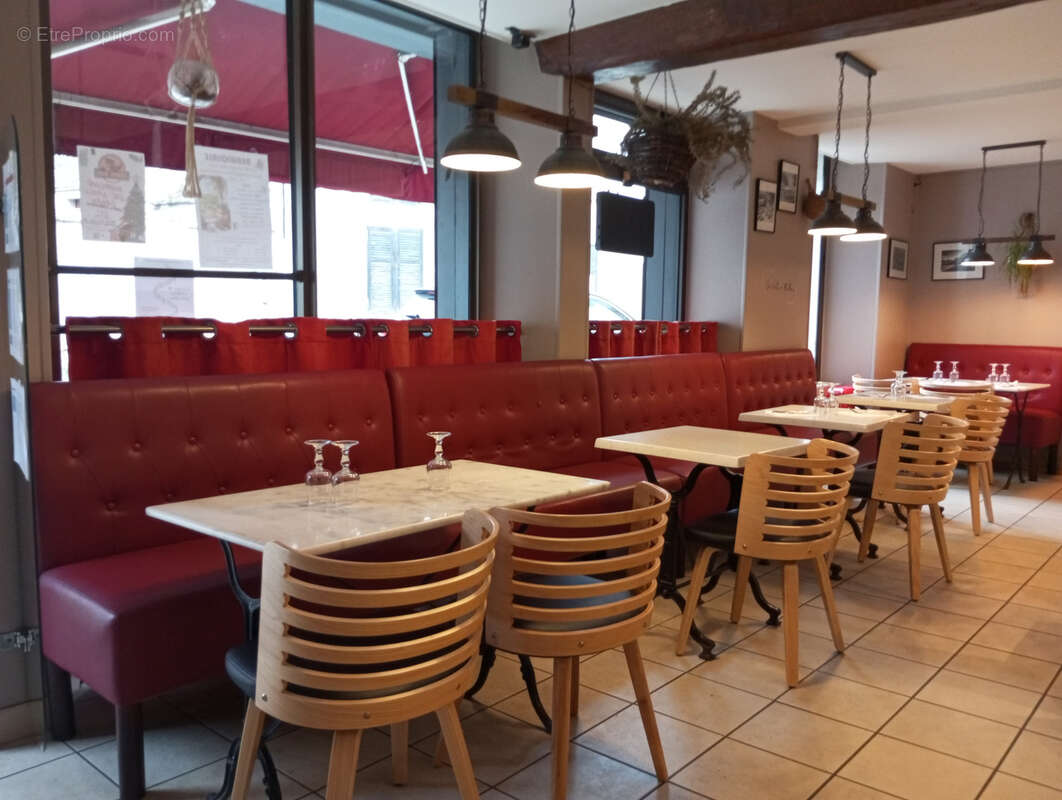 Commerce à SAINT-ARNOULT-EN-YVELINES