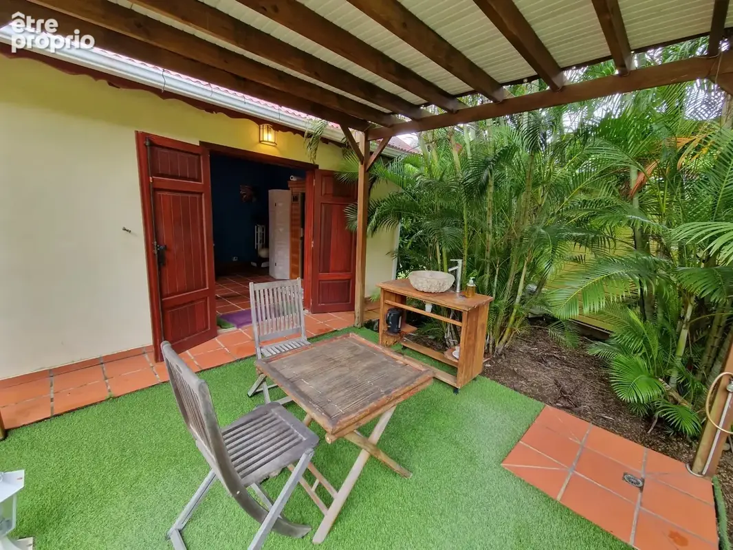 DESHAIES, Villa plage à pied, 2 bungalow, garage et piscine, sur 1 965 m² de terrain arboré - photo 12