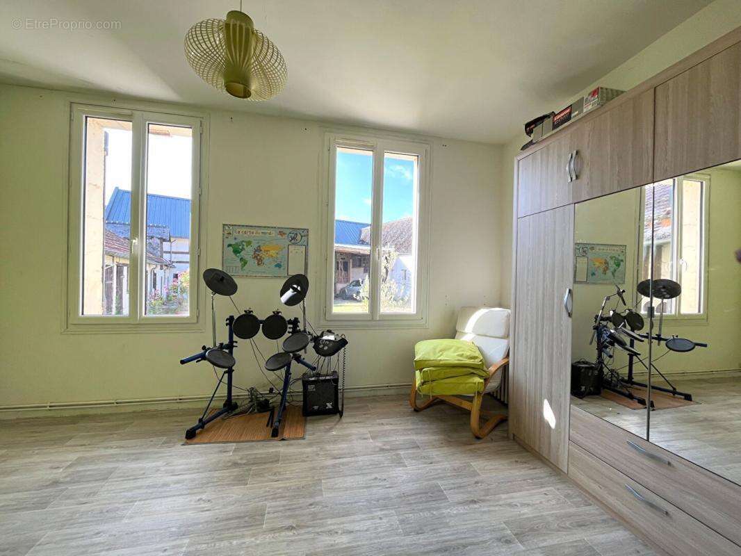 Corps de ferme Complet  avec dépendances et Box : 7 pièce(s) 174 m2 - photo 11