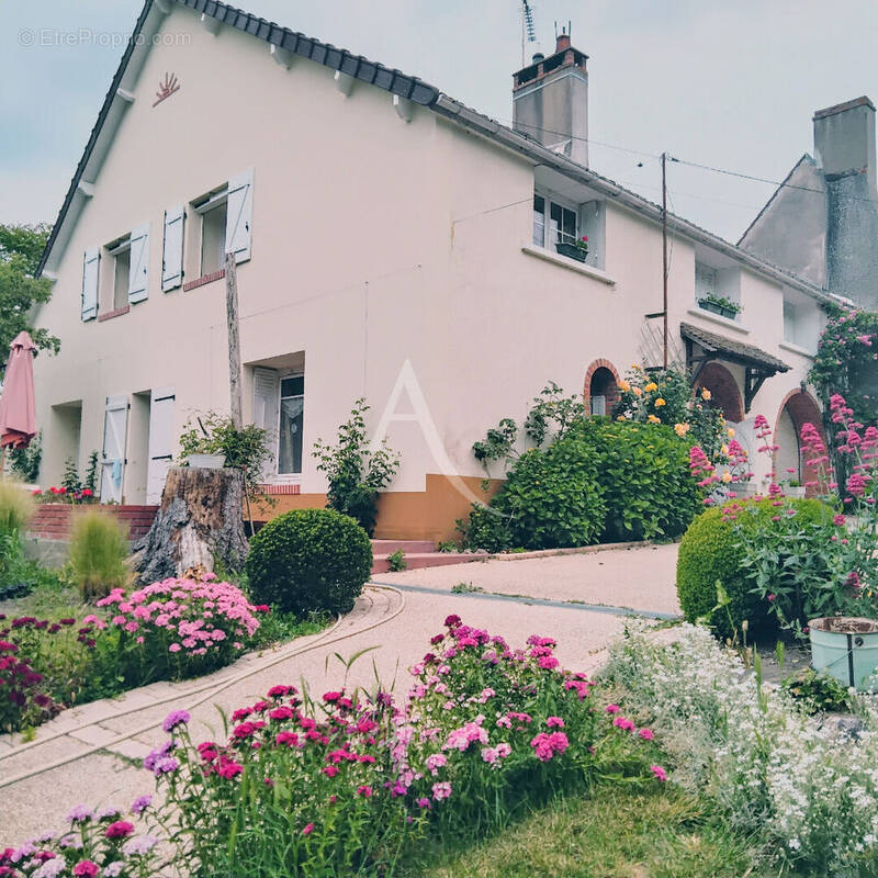Maison à SAINT-DENIS-DE-L'HOTEL
