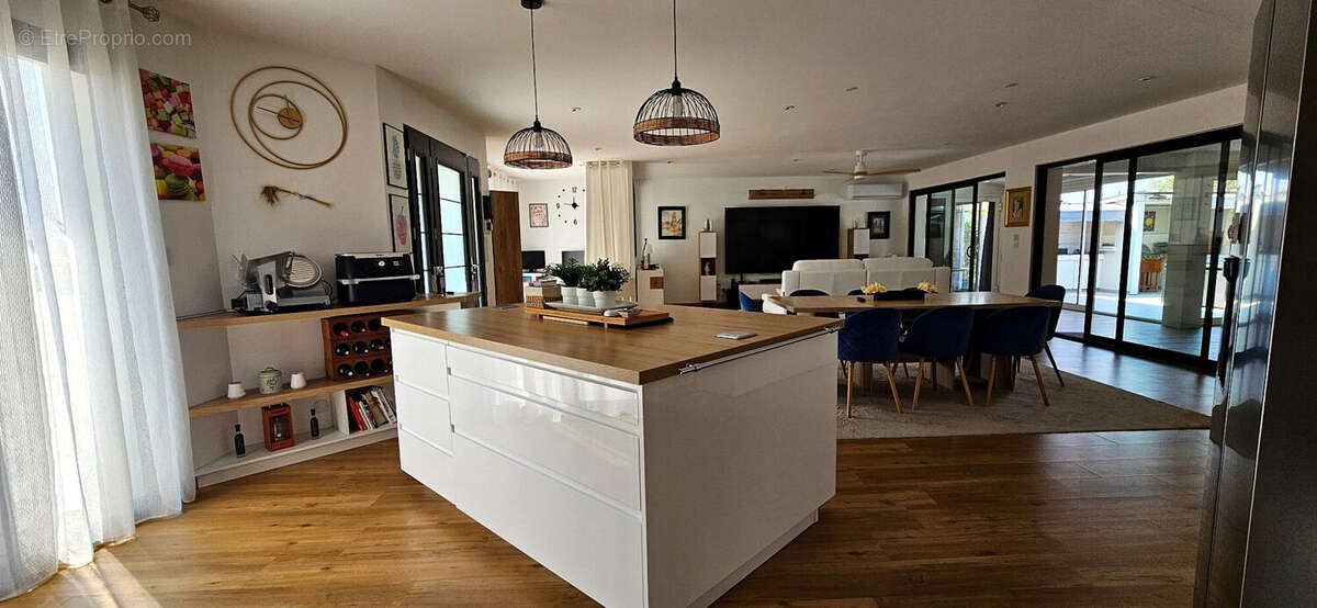Maison 177 m² à Saint-Laurent-Des-Vignes  - photo 7