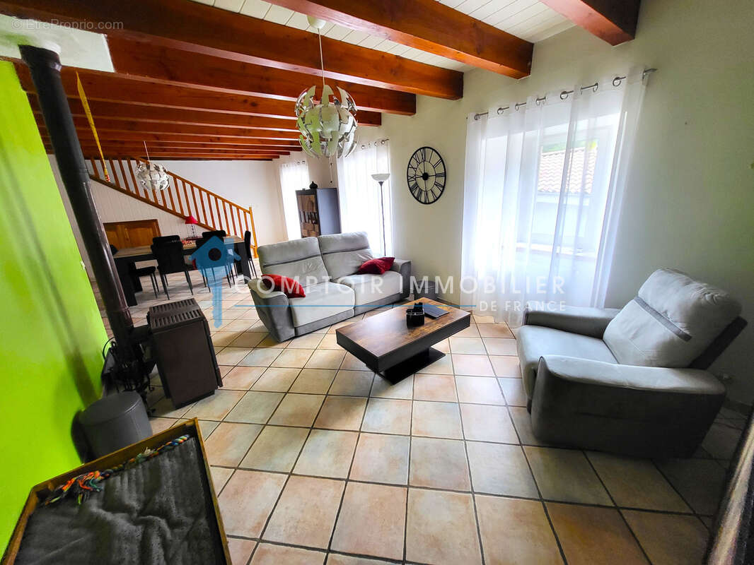 Ardèche (07) A vendre DORNAS - Superbe Maison de village rénovée sans travaux 109m2 habitable avec terrain - photo 9